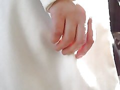 גרביונים מתחת לחצאית באוטובוס