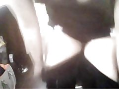 בחורה בריטית מקבלת שובבות בעבודה