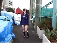 היא אוהבת לנסות דברים חדשים יפנית