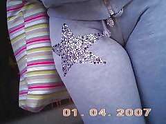 קאמל עם מכנסיים אפורים