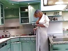 . בחורה מפותחת בחלוק פתוח