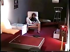 נוף נהדר של אמא שלי ממשש בסלון