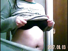 אשתו נתפסה משחקת עם ציצים, פיטמות