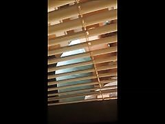 חלון מרגל 1: טריים את המקלחת