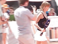 מתחת לחצאית 41