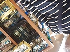 מתחת לחצאית milf יפני