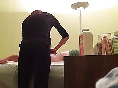 מצלמה נסתרת זין גדול אישה לבושה גבר עירום שעווה ברזילאית עם גמירה