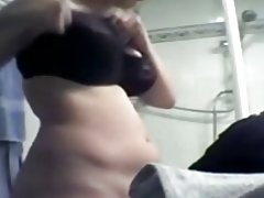 מצלמה נסתרת לוכדת מפלצת ציצים