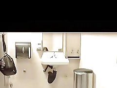 בחורה סקסית voyeured בשירותים