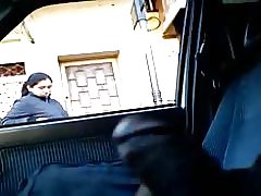 פלאש קודם להסתכל הצידה, ואז רואה לפניו