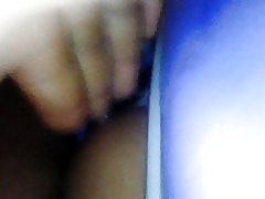 לשים את האצבעות לגעת עם precum בבית השחי