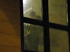 בנים צופה את השכנים