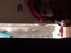 המוסתרת במקלחת