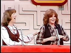 Debralee סקוט חושפת את החזה שלה